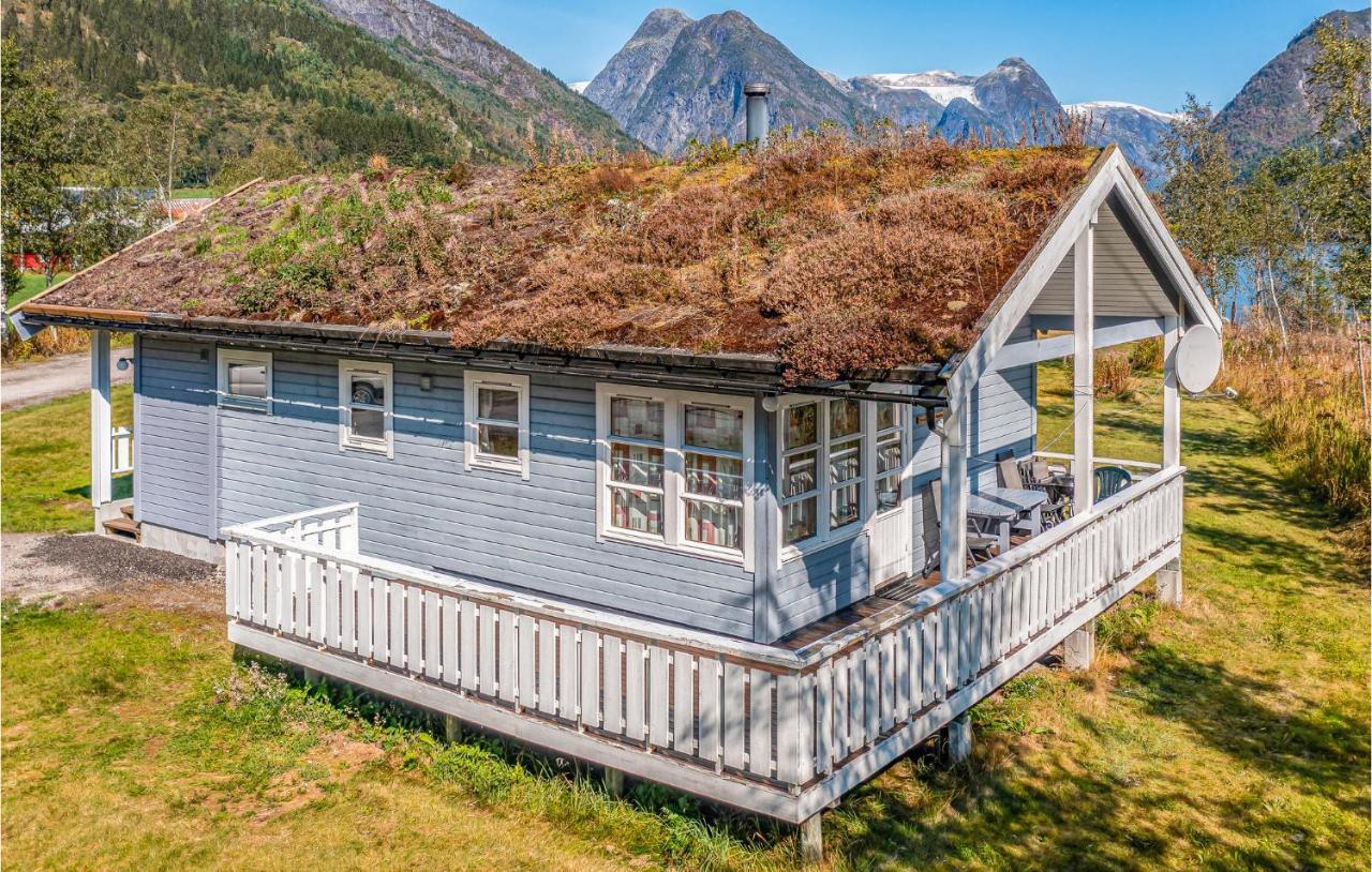Cozy Home In Fjaerland With House A Mountain View Kültér fotó