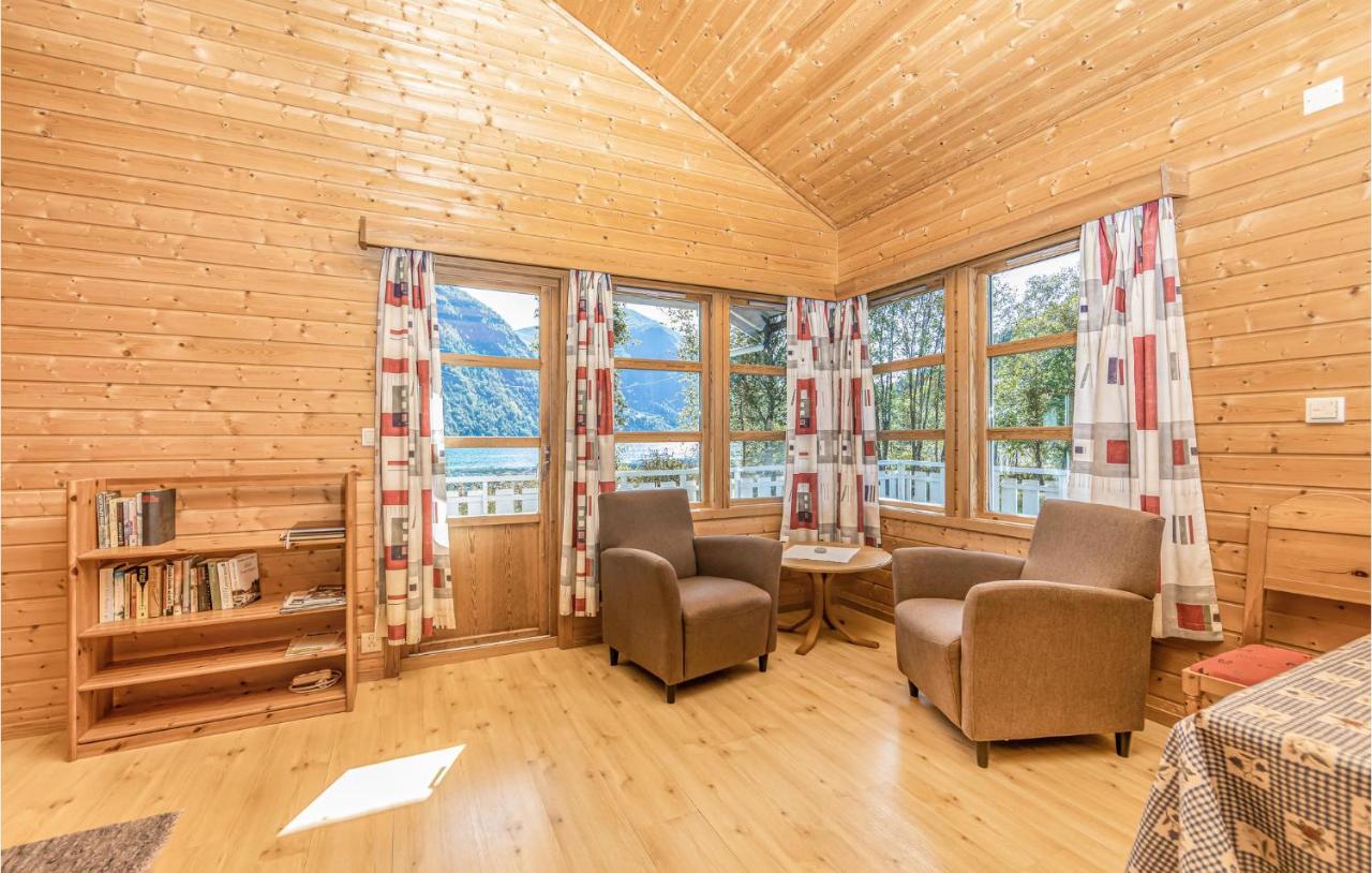 Cozy Home In Fjaerland With House A Mountain View Kültér fotó