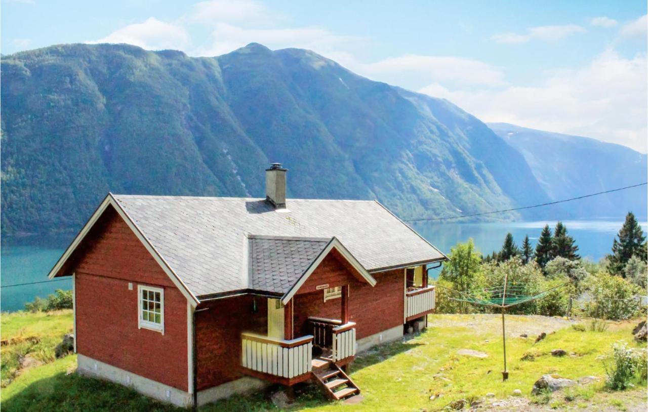 Cozy Home In Fjaerland With House A Mountain View Kültér fotó