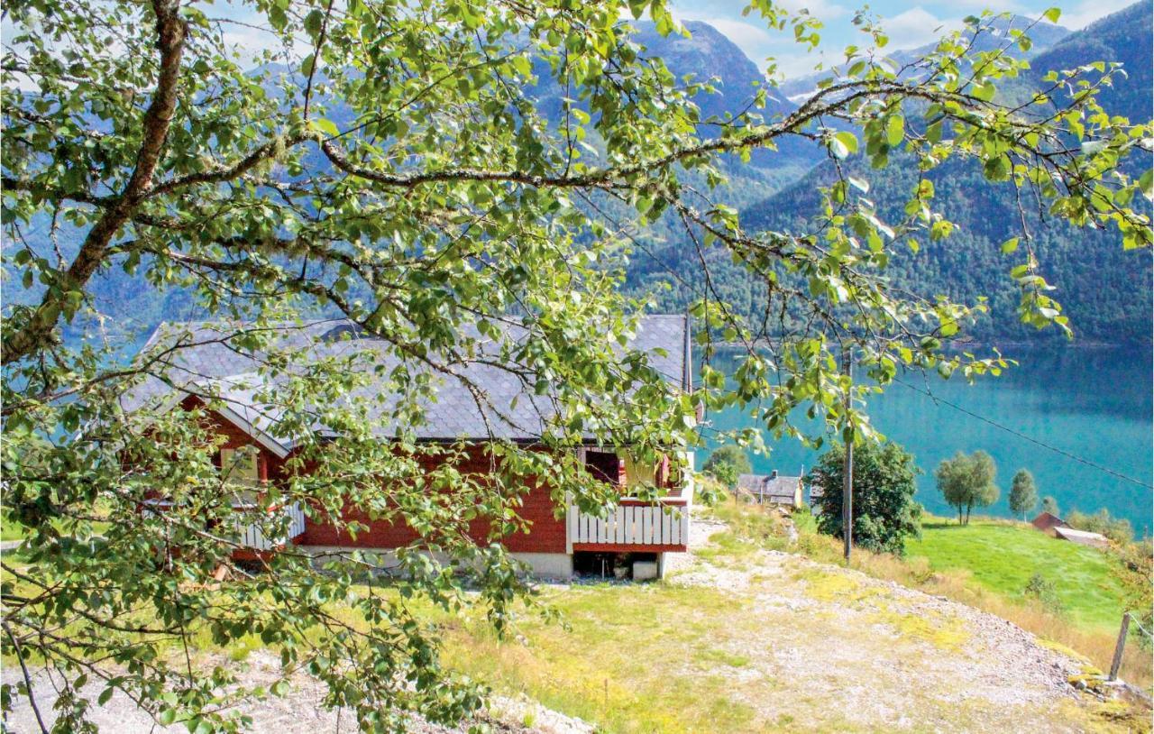 Cozy Home In Fjaerland With House A Mountain View Kültér fotó
